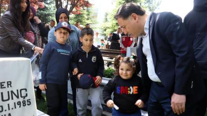 Şehitlikte hüzünlü arife