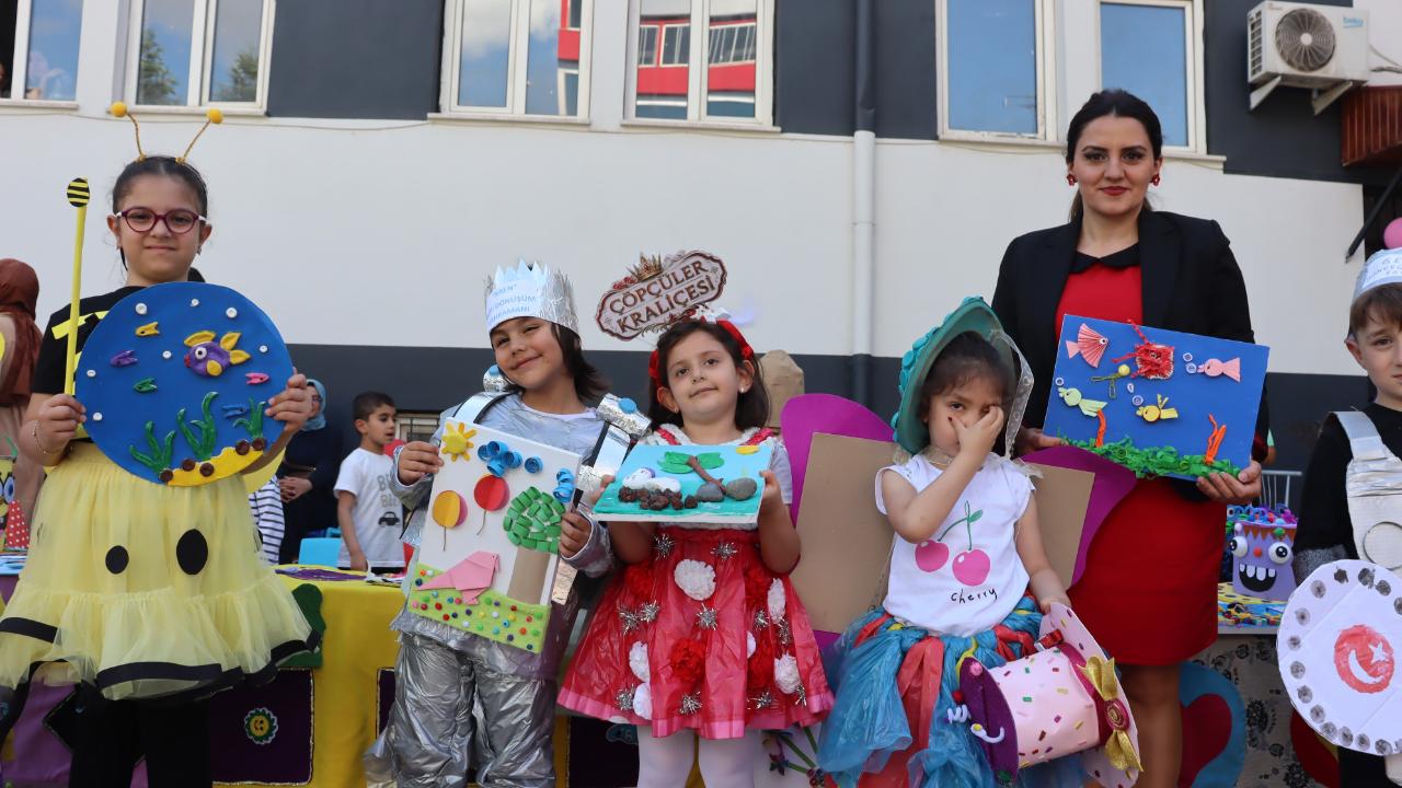 Anaokulu öğrencileri geri dönüşüm defilesi düzenledi