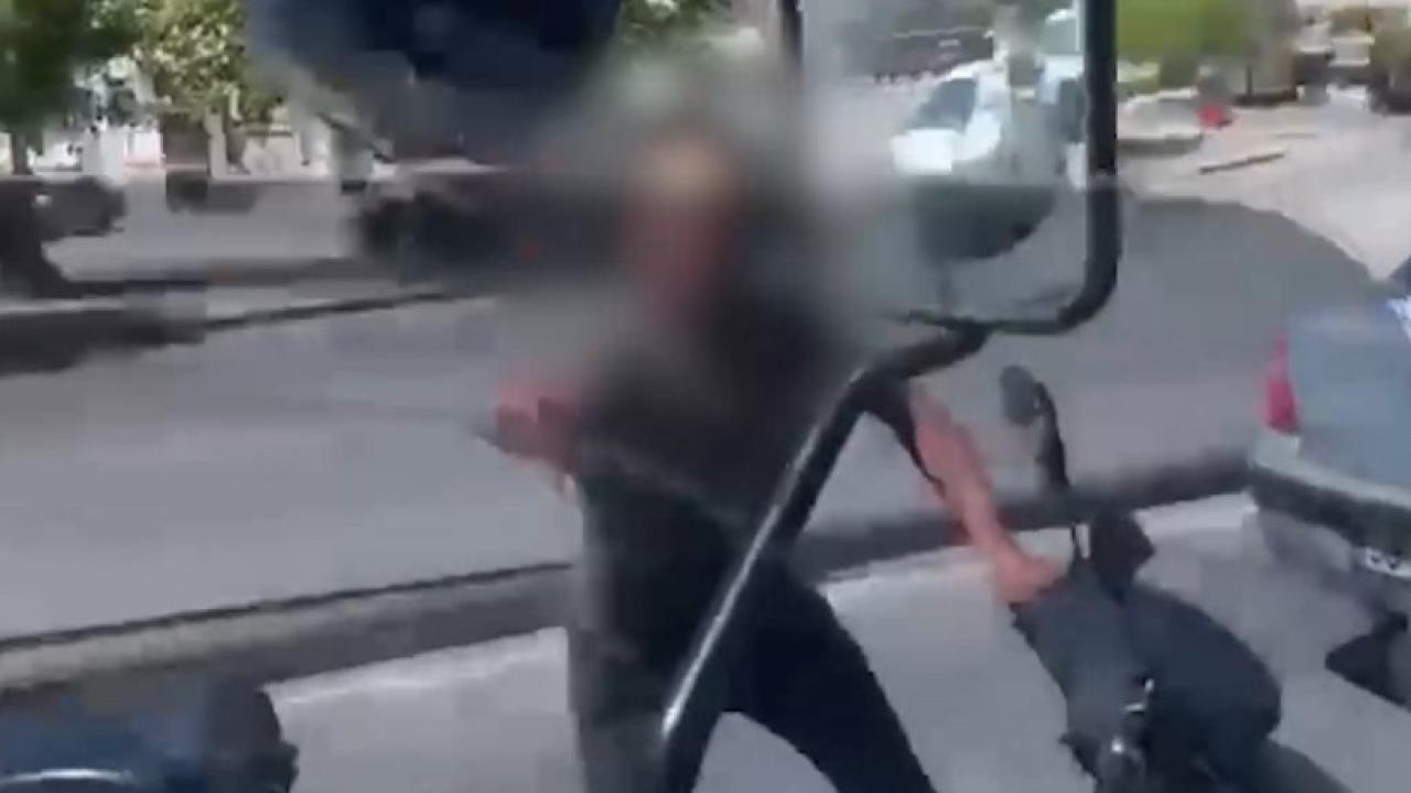 Kaskını fırlatan motosikletliye 405 bin TL ceza