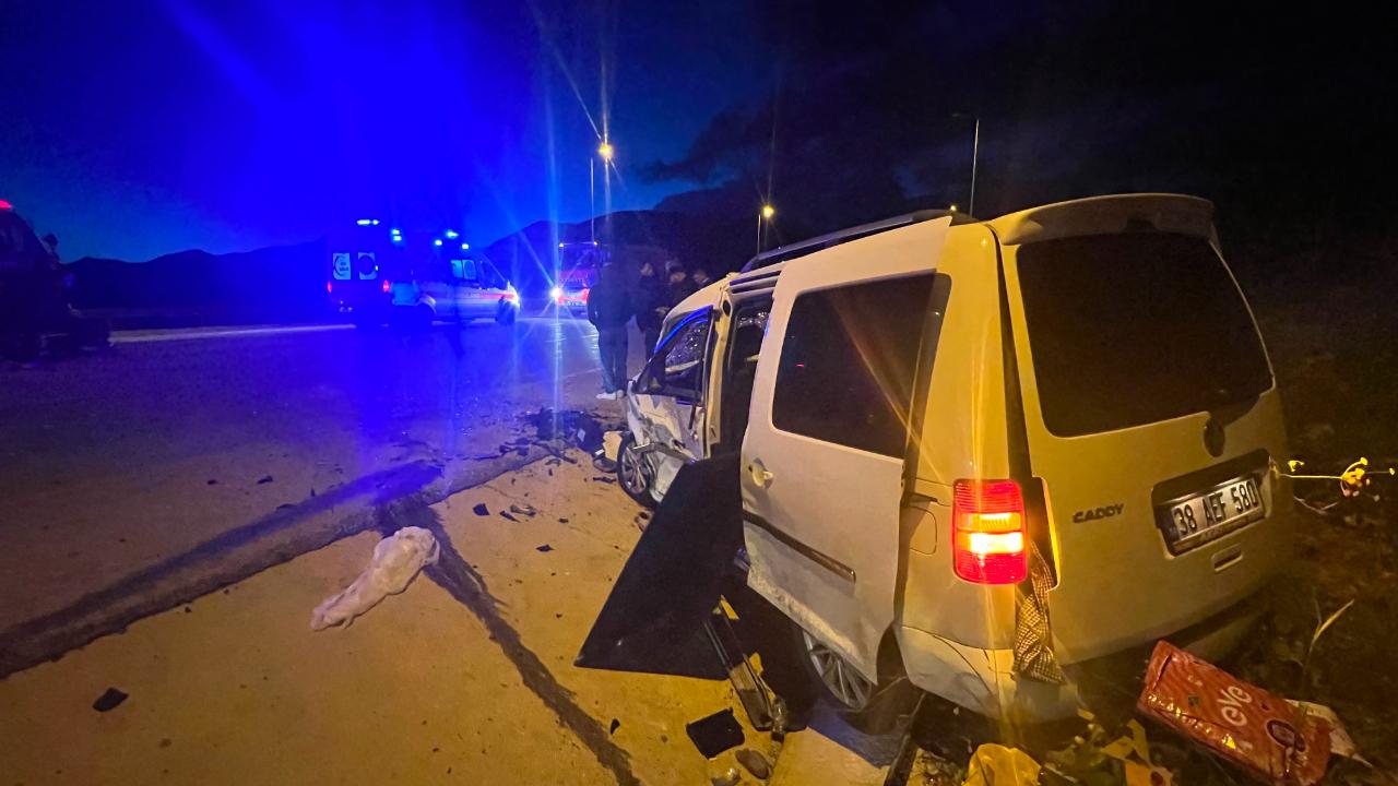 Kayseri'de otomobille hafif ticari araç çarpıştı: 1 ölü, 6 yaralı