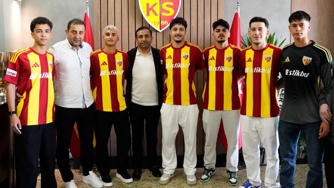 Kayserispor'da 6 oyuncu ile sözleşme imzalandı