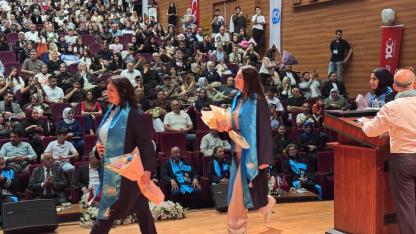 KAYÜ’de ‘sadakat yeminli’ mezuniyet