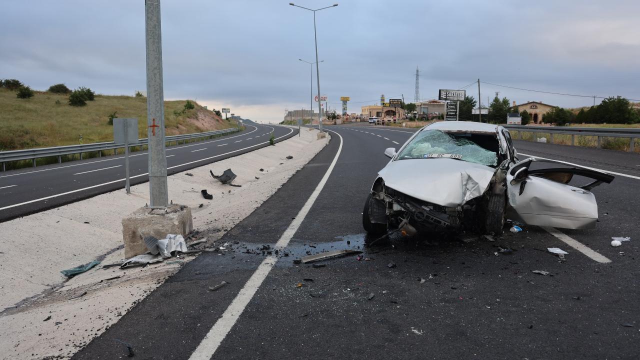 Otomobil direğe çarptı: 1 çocuk ölü, 3 yaralı