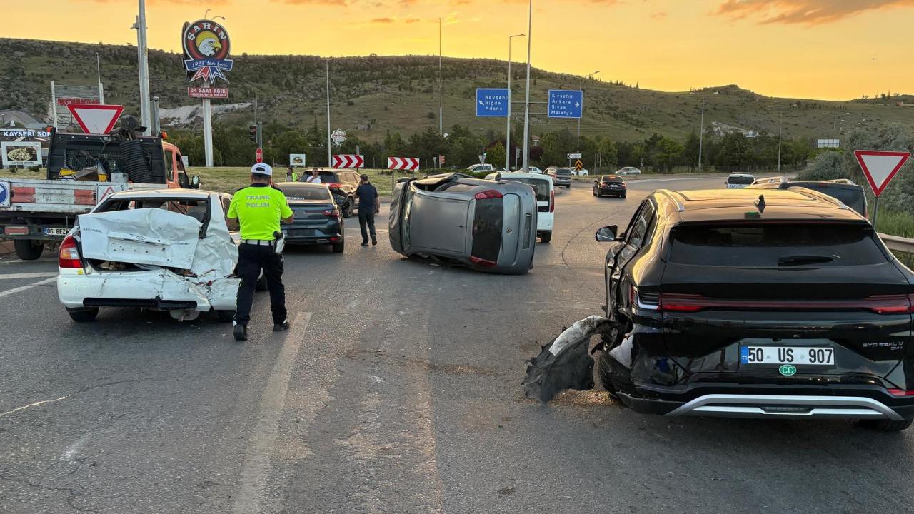 Otomobil trafik ışıklarında bekleyen 4 araca çarptı