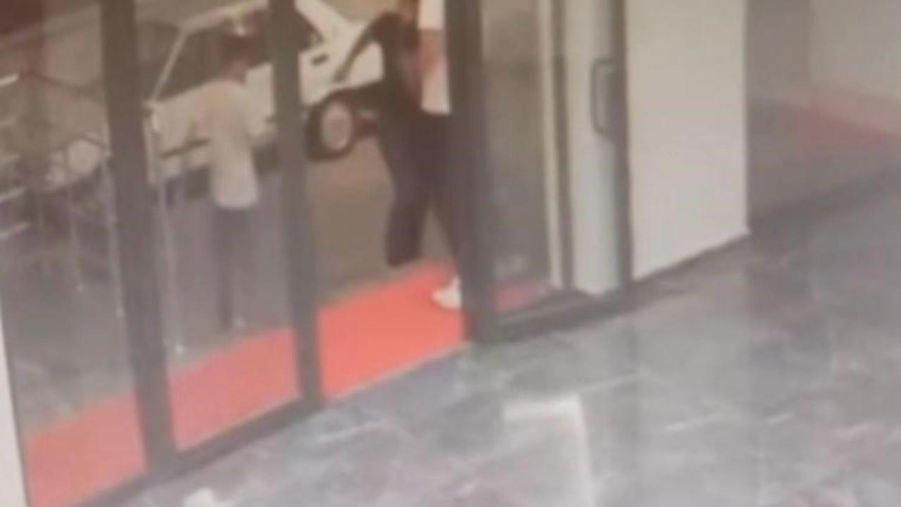Otomobilde oturan şahsı defalarca bıçaklamış