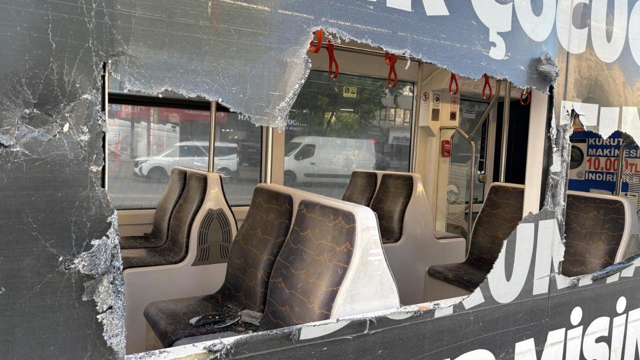 Refüjden kopan taşlar tramvaydan içeri girdi: 4 yolcu yaralı