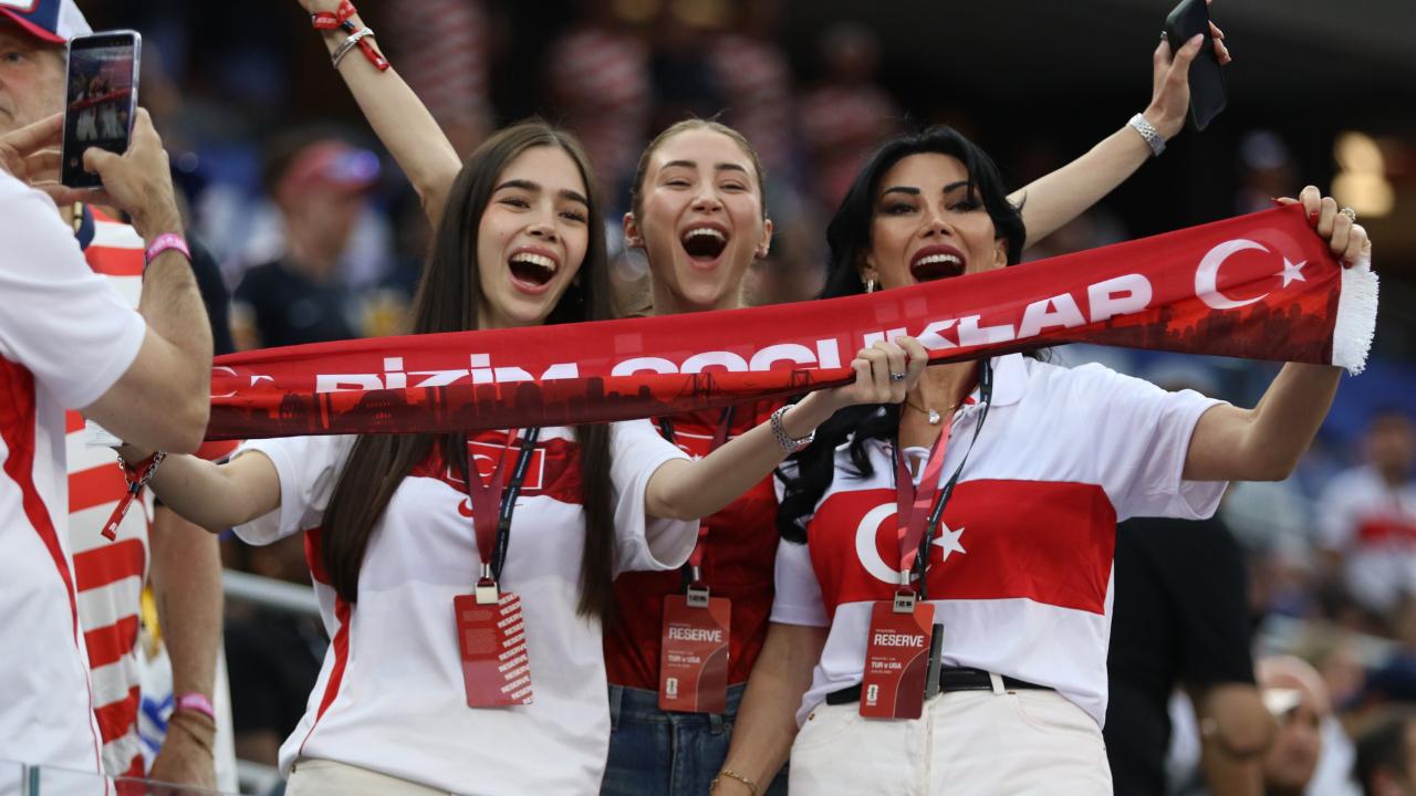 Türkiye - ABD maçını stadyumda 70 bin 492 taraftar takip etti