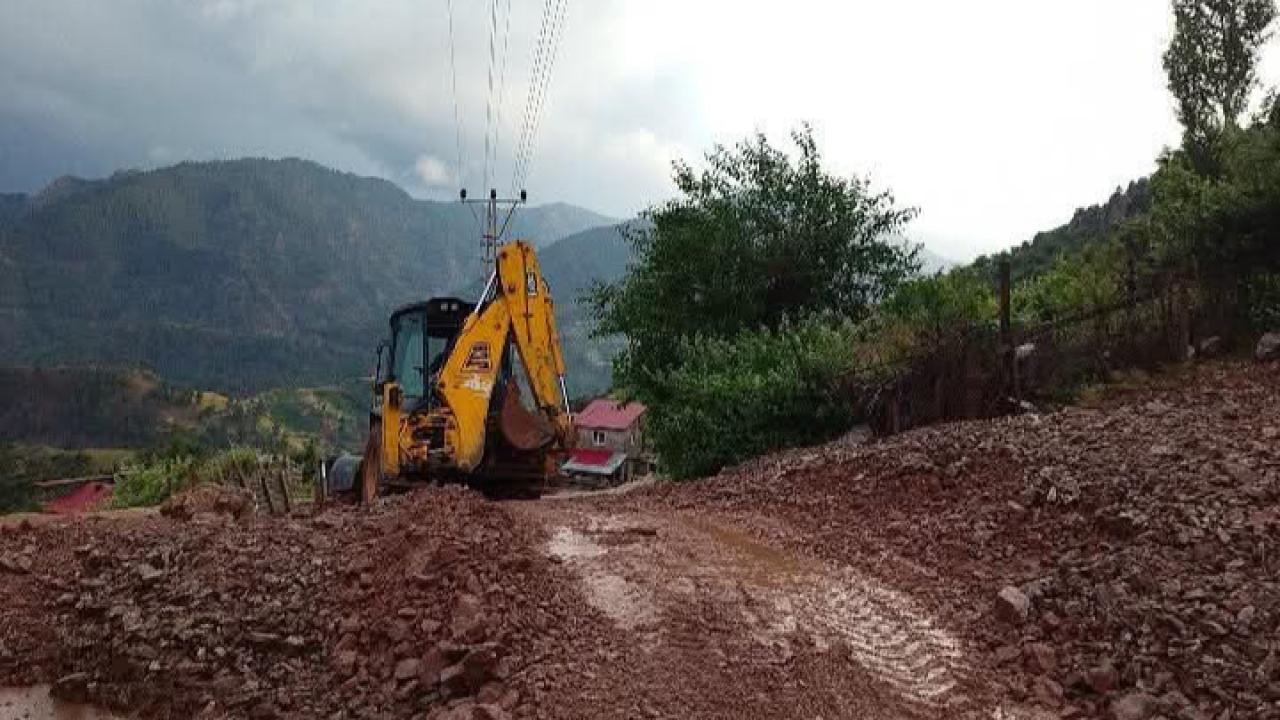 Yahyalı'da sel nedeniyle kapanan mahalle yolu ulaşıma açıldı