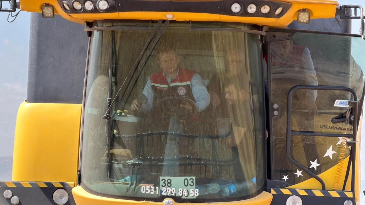 Yeşilhisar’da Kaymakamın Kullandığı Biçerdöverle Hububat Hasadı Başladı