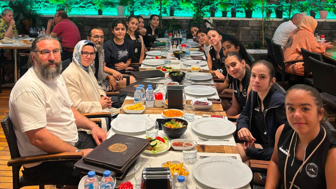 AK Parti Kayseri Milletvekili Ayşe Böhürler, Ankara'da Erciyes Voleybol Kulübü'nün Genç Sporcularını Ağırladı