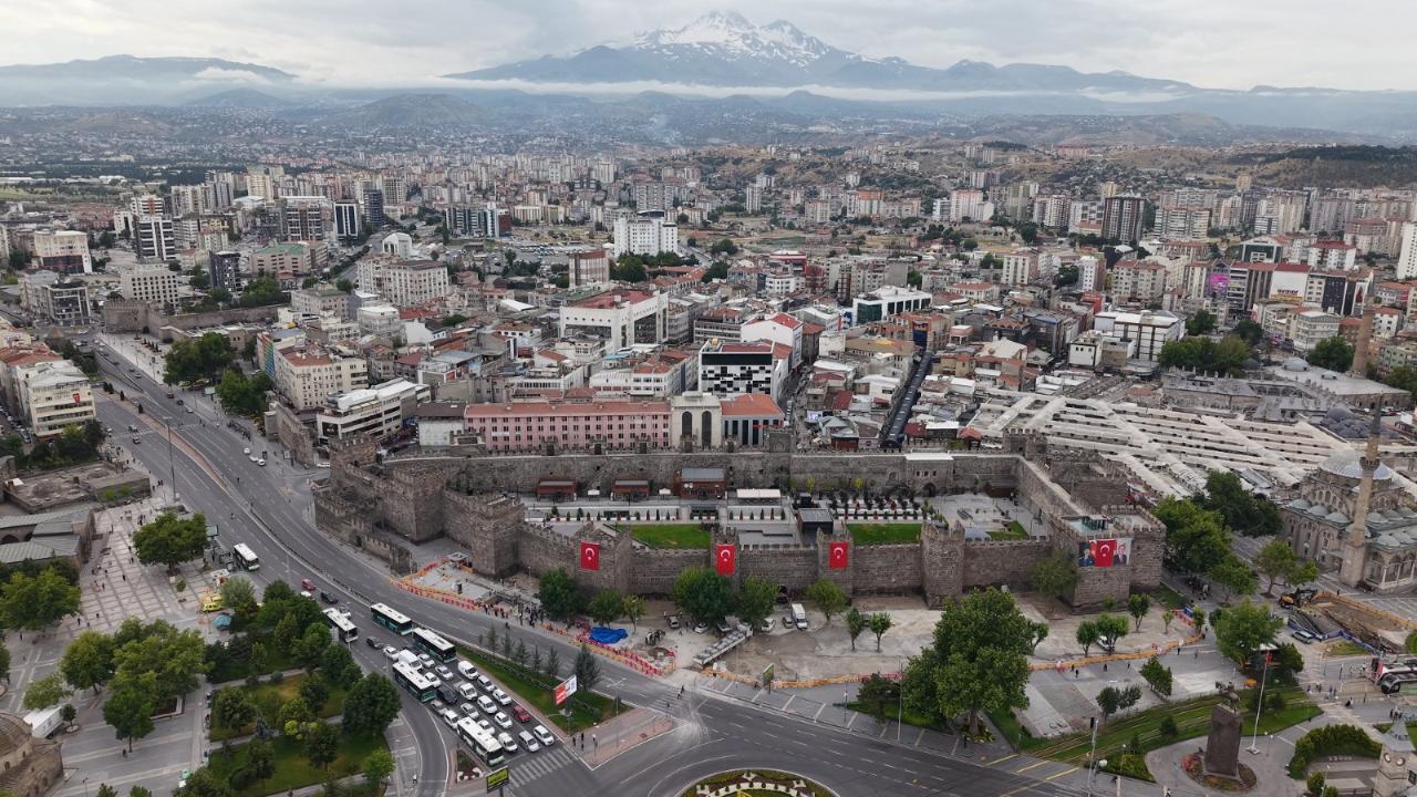 Cumhuriyet Meydanı dönüşüyor