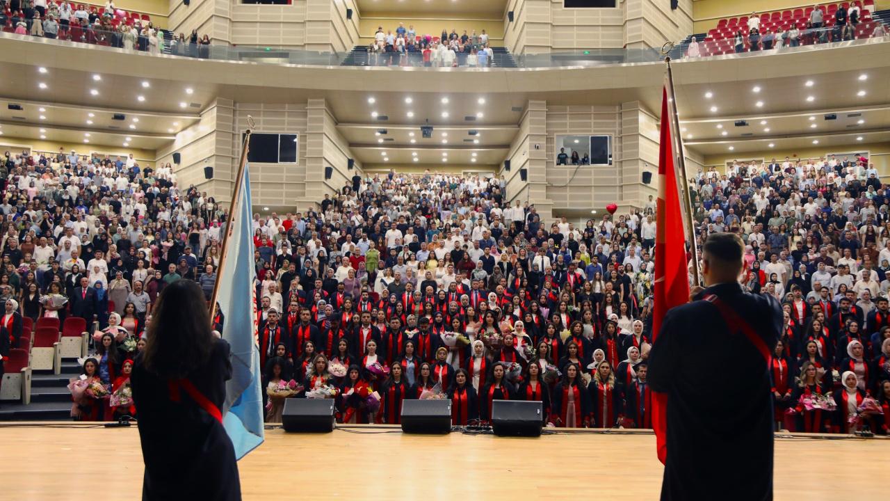 ERÜ Eğitim Fakültesi yeni mezunlarını verdi
