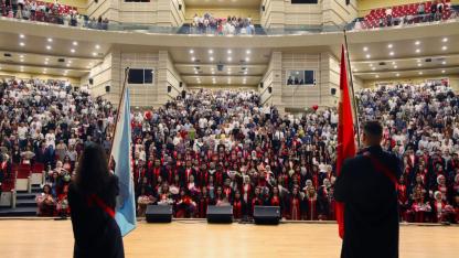 ERÜ Eğitim Fakültesi yeni mezunlarını verdi