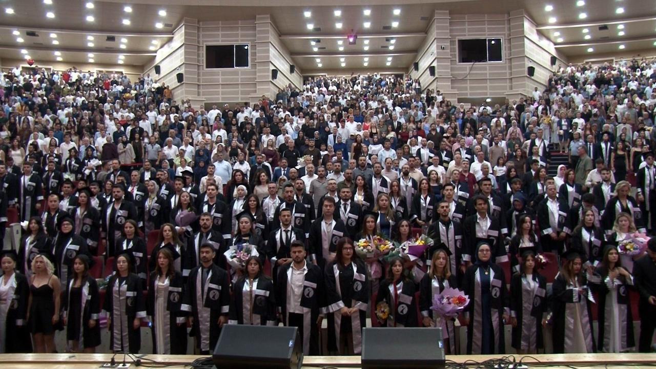 ERÜ İletişim Fakültesi 20. dönem mezunlarını verdi