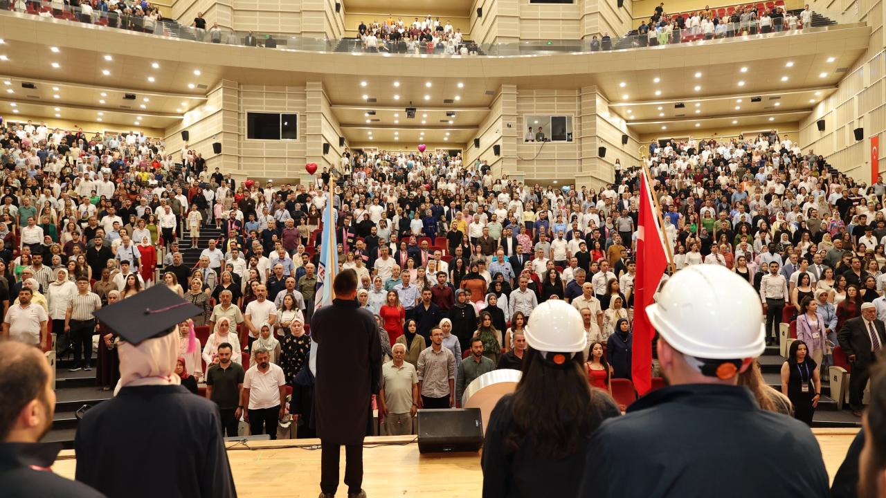 ERÜ'de 702 mühendis mezun oldu