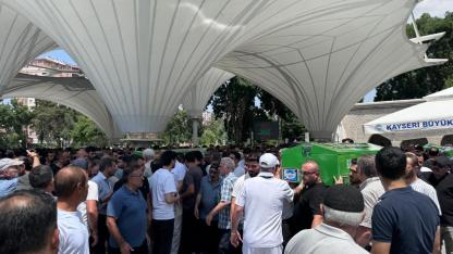 Feci kazada hayatını kaybeden aile yan yana toprağa verildi