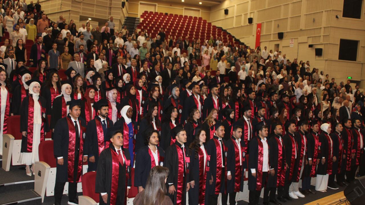 Genç eczacıların mezuniyet sevinci