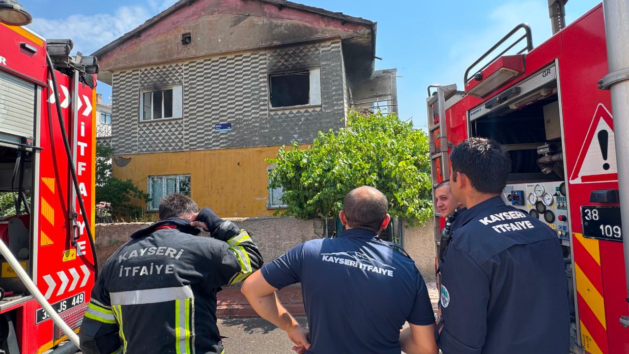 Kayseri’de 2 katlı binada yangın