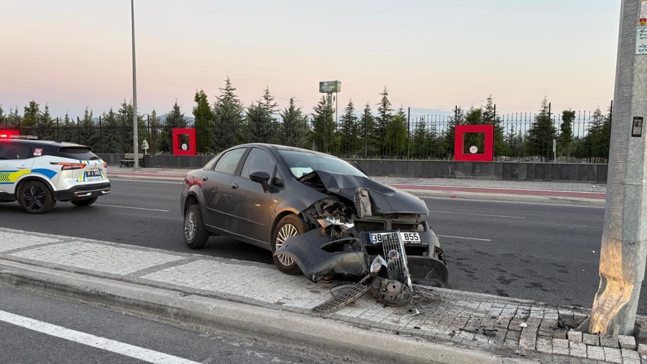Kayseri’de otomobil aydınlatma direğine çarptı
