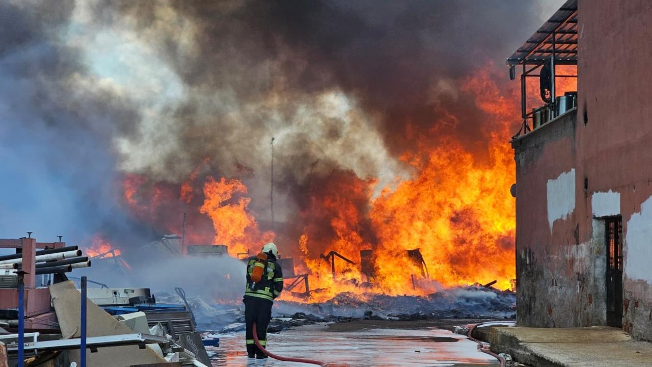 Kayseri'deki hurda yangını 2 saatte söndürüldü