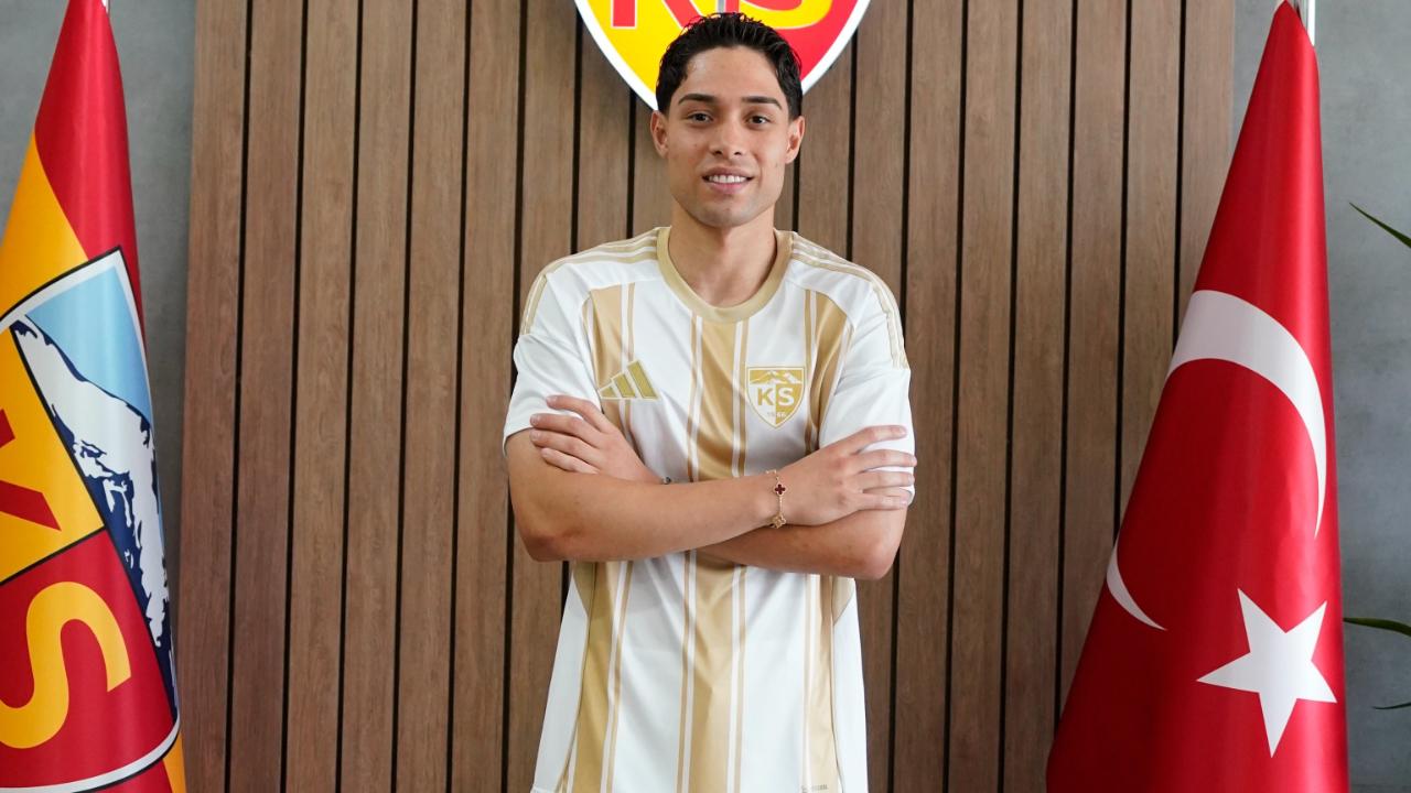 Kayserispor, Talha Sarıarslan ile 3 yıllık sözleşme imzalandı