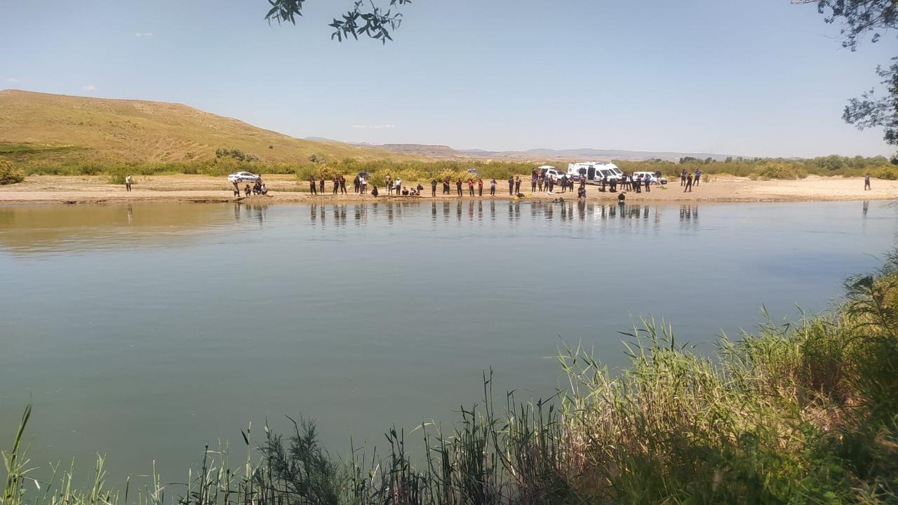 Kızılırmak’a giren 2 kişiden 1’i kayboldu