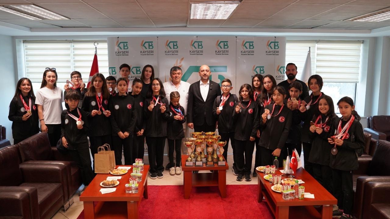 KTB ERVA Spor Okulu sporcularından Başkan Bağlamış'a ziyaret