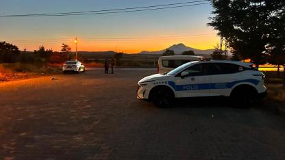Minibüsü, vatandaşların ve polisin üzerine sürdü: 1 ölü