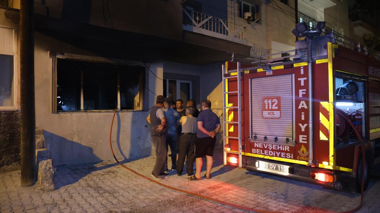 Önce ağabeyini bıçakla kovaladı, sonra evi ateşe verdi