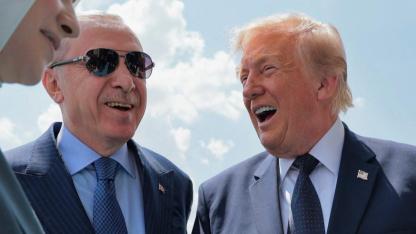 Trump resmi törenle karşılandı
