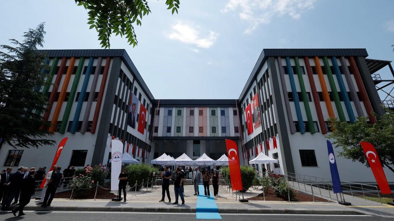 Yenilenen Kadir Has Merkez Kütüphanesi açıldı
