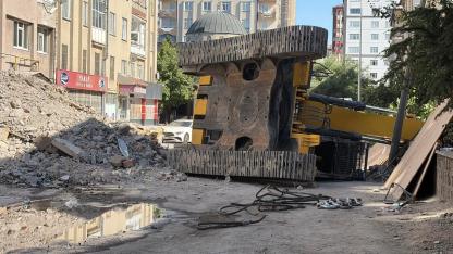 Yıkım çalışmasındaki iş makinesi devrildi